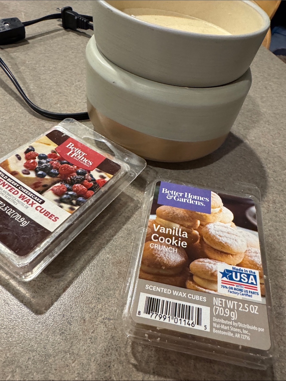 Wax warmer with 2 scents.